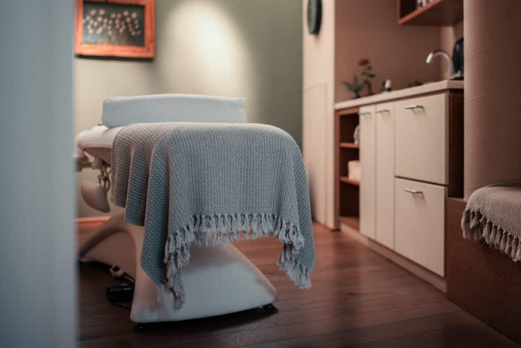 Massageliege im Behandlungsraum im Spa