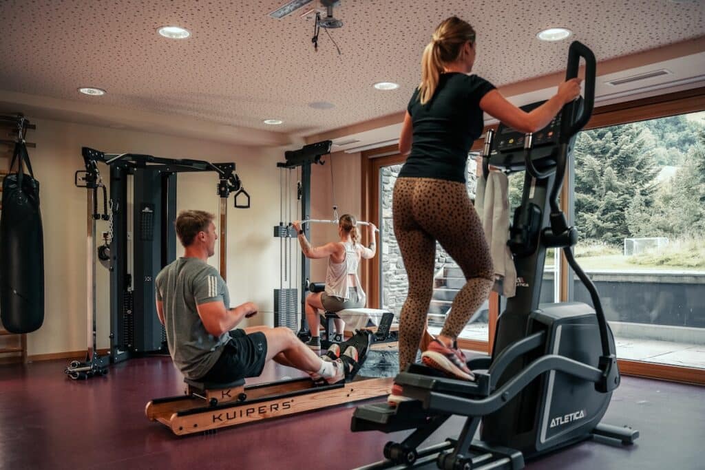 Gäste beim Sport machen im Fitnesstudio