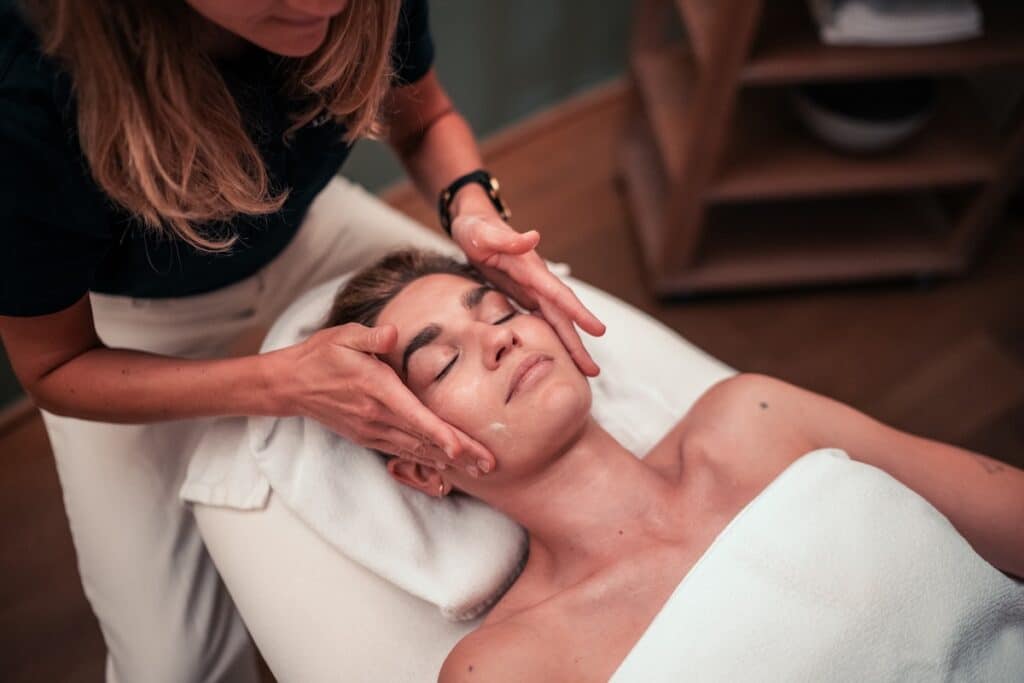Frau erhält eine Gesichtsbehandlung mit den Naturkosmetik Produkten von Saint Charles