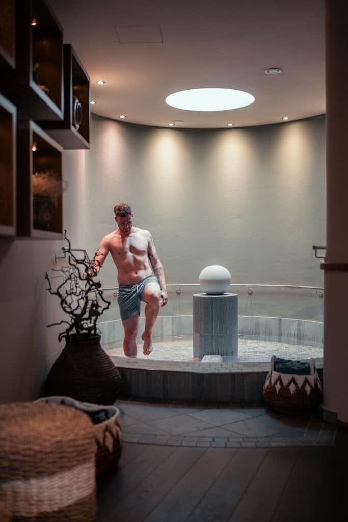 Mann im Kneippbecken im Spa