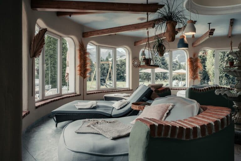 Gemütlicher Ruheraum mit Kuscheldecken und Blick in den Garten