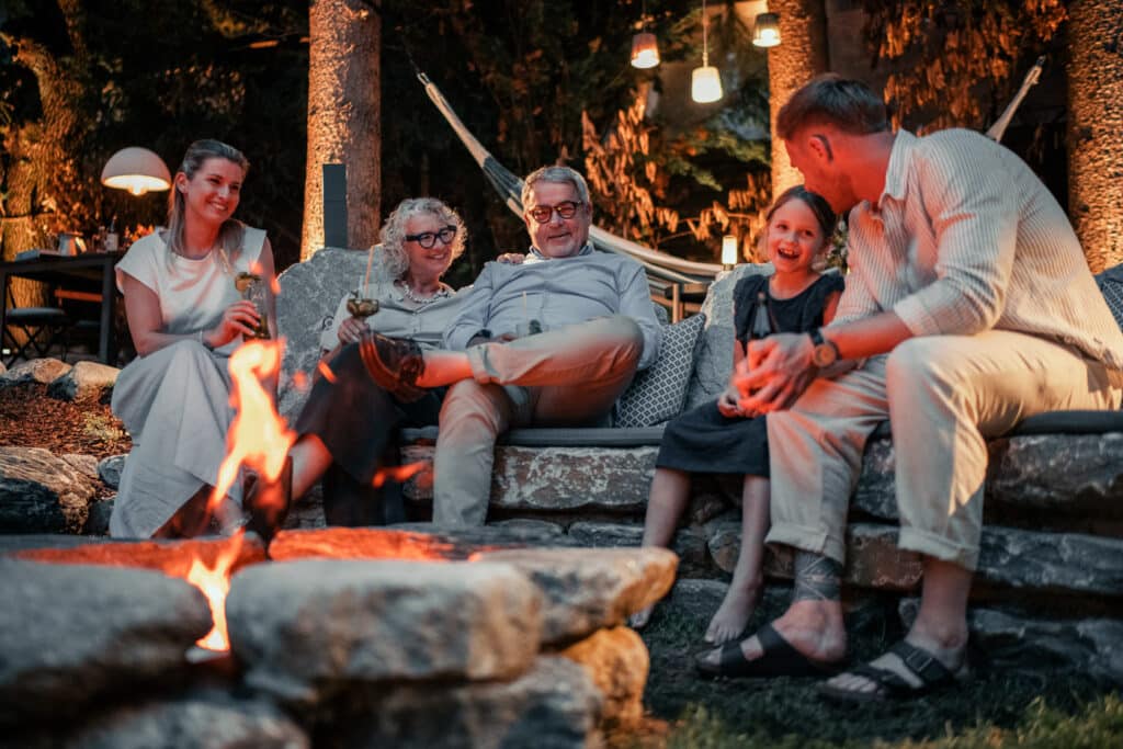 Familie am Lagerfeuer