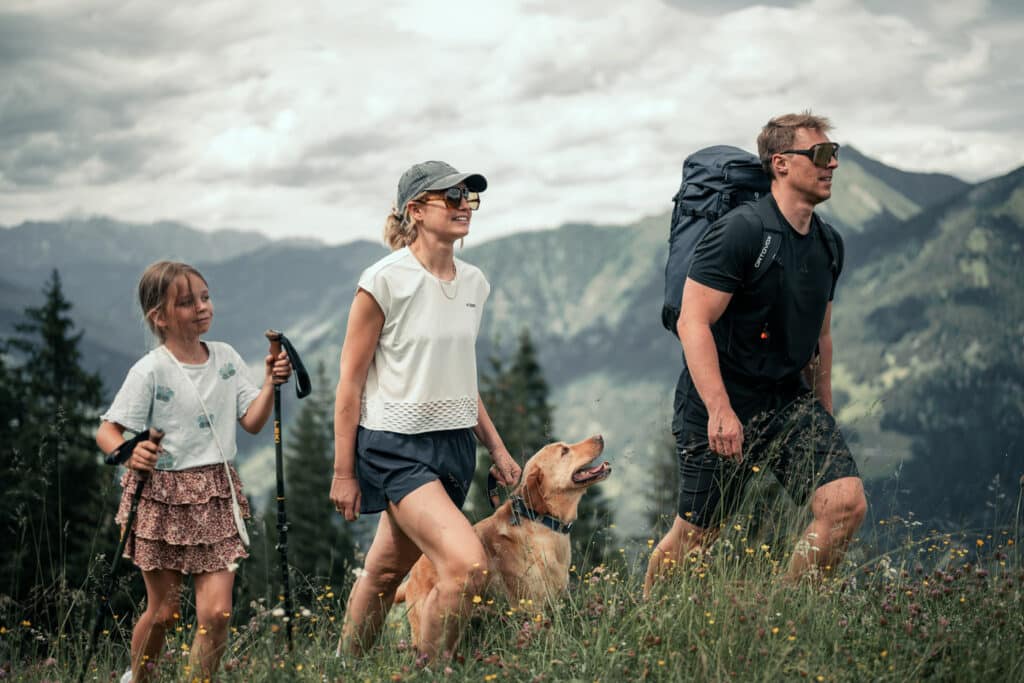 Familie beim Wandern im Gasteinertal