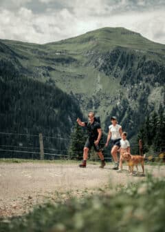 Familie mit Hund beim Wandern